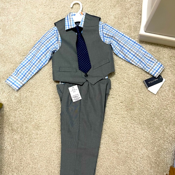 NEW WITH TAGS ✨ Nautica 2T Three Piece Suit - Picture 2 of 7
